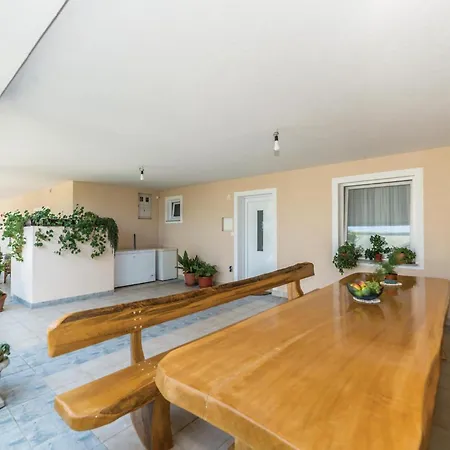 Appartement Cozy Apartment In Vrana With Swimming Pool