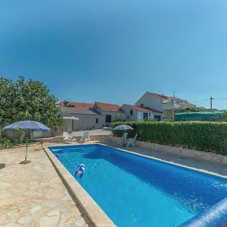 Cozy Apartment In Vrana With Swimming Pool *